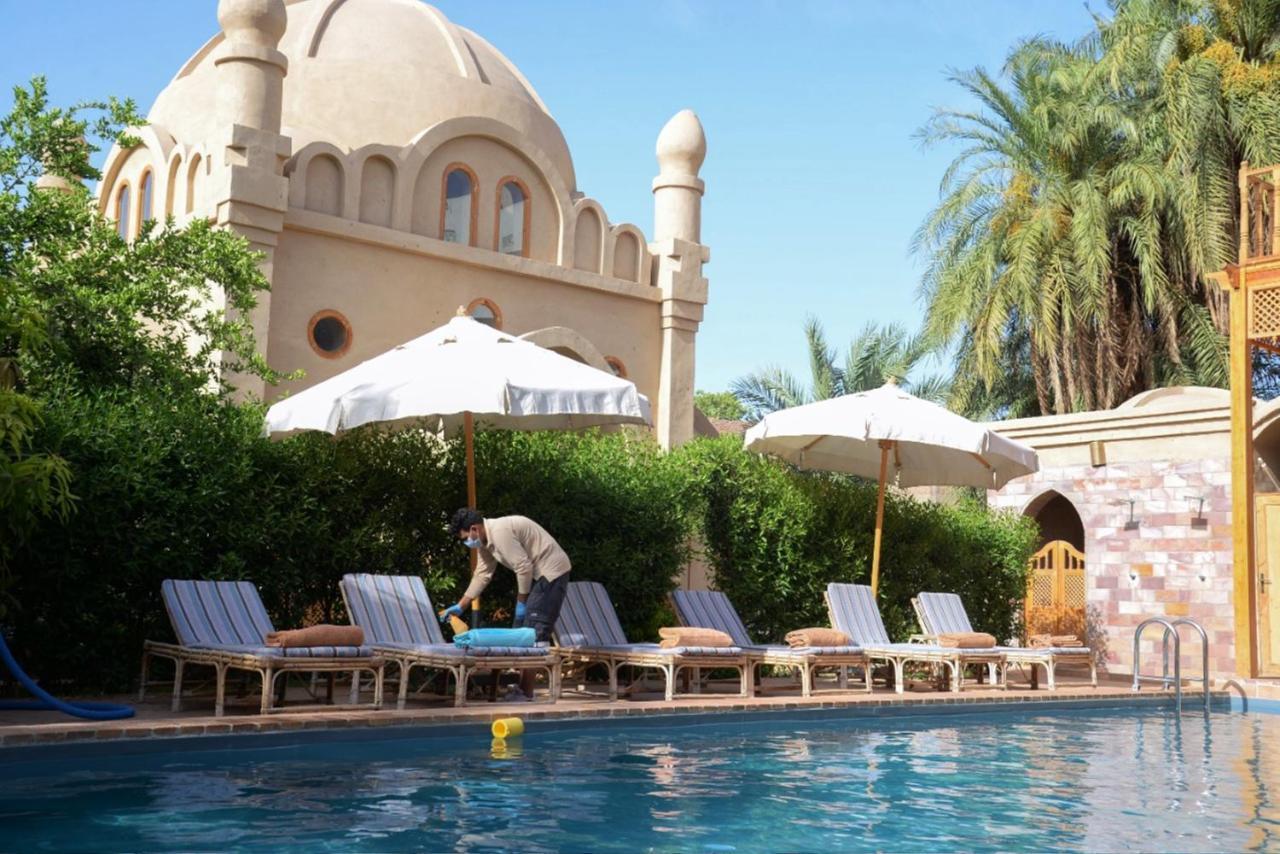 Embrace Hotel Luxor Esterno foto